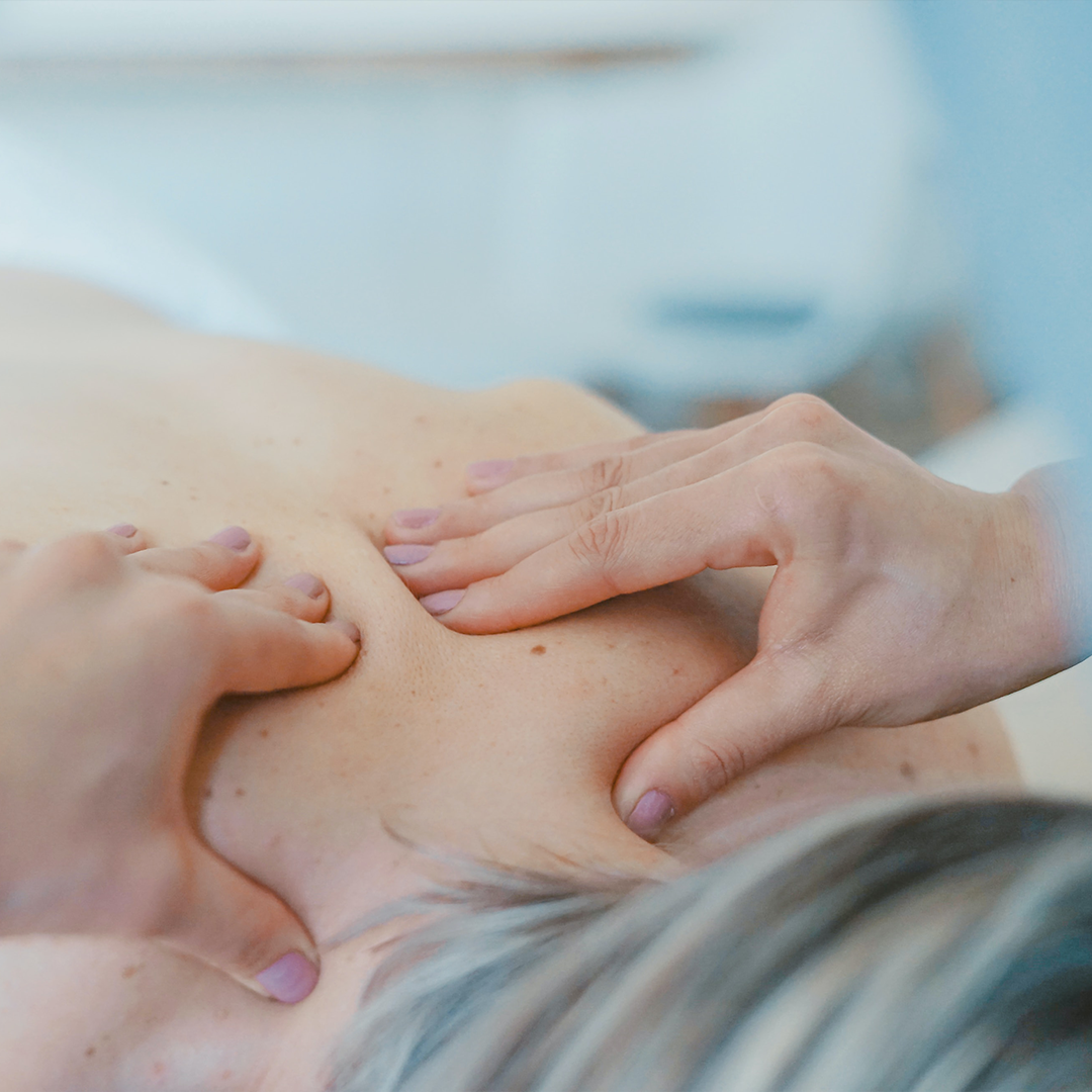 Bild von einer osteopathischen Behandlung einer Frau