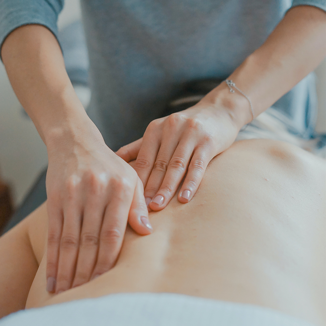 Bild von einer osteopathischen Behandlung einer Frau